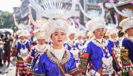 (miniature) Des membres de l'ethnie Miao en costumes traditionnels participent à un défilé pour célébrer le Nouvel An Miao