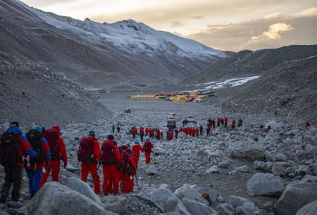(miniature) Les membres d'une équipe d'arpentage chinoise sont sur le chemin du retour au camp de base du mont Qomolangma