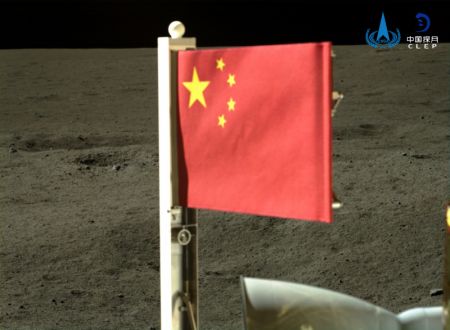 (miniature) Un drapeau national chinois porté par l'atterrisseur de la sonde Chang'e-6 se déploie sur la face cachée de la Lune