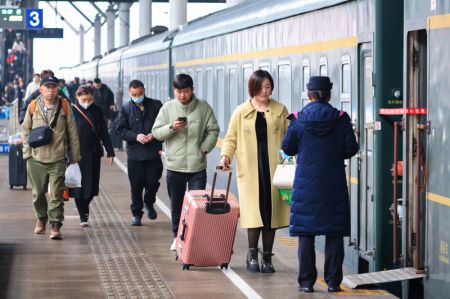 (miniature) Des passagers sont prêts à monter à bord d'un train à la gare de Nanjing