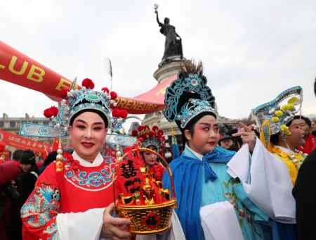 (miniature) Des participants donnent une représentation lors d'un défilé du Nouvel An chinois à Paris