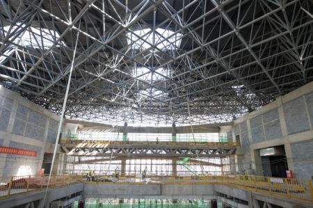 (miniature) Des ouvriers travaillent dans le chantier du centre international de conf&eacute;rences de Xiaohe