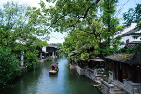 (miniature) Des touristes visitent le Puyuan Fashion Resort