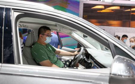 (miniature) Des visiteurs dans la zone d'exposition de FAW-Volkswagen lors du 17e Salon international de l'automobile de Chine (Changchun)