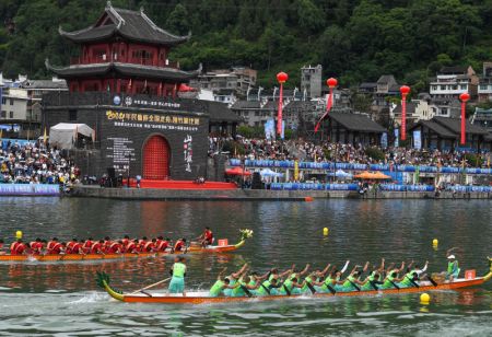 (miniature) Des participants à une course de bateaux-dragons à Zhenyuan