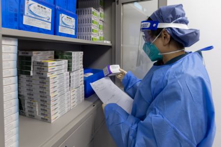 (miniature) Une pharmacienne vérifie une ordonnance dans un centre de services de santé communautaire de l'arrondissement de Minhang