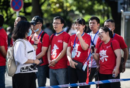 (miniature) Des enseignants encouragent une candidate dans un site d'examen d'un lycée de Guiyang