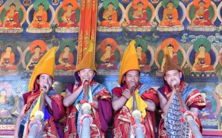 (miniature) Des moines accueillent le 11e panchen-lama