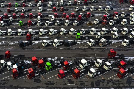 (miniature) Photo aérienne de véhicules en attente de livraison sur un parking de FAW Jiefang