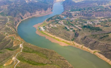 (miniature) Photo aérienne d'un canyon sur le fleuve Jaune