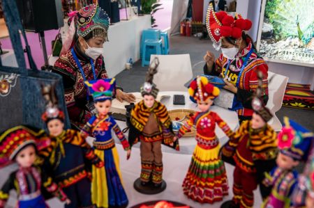 (miniature) Des exposantes présentent les techniques de broderie de l'ethnie Yi lors de la sixième Exposition Chine-Asie du Sud