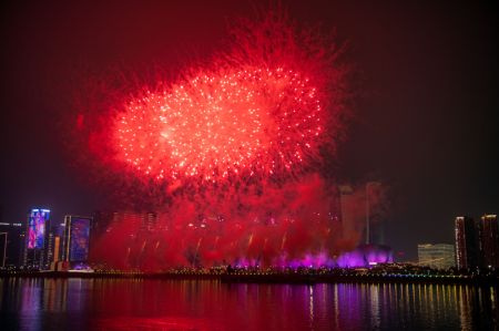 (miniature) Des feux d'artifice pour célébrer la fête des Lanternes à Hangzhou