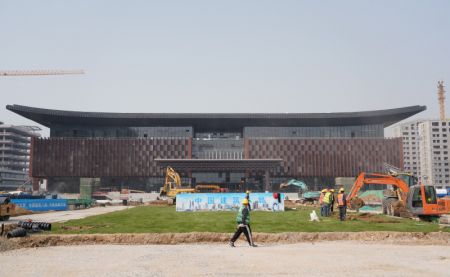 (miniature) Photo aérienne prise le 8 avril 2021 montrant un site de construction du projet de centre de service des affaires dans la zone de Rongdong de la Nouvelle Zone de Xiongan