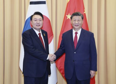 (miniature) Le président chinois Xi Jinping rencontre le 15 novembre 2024 le président sud-coréen Yoon Suk-yeol en marge de la 31e Réunion des dirigeants économiques de la Coopération économique pour l'Asie-Pacifique (APEC) à Lima