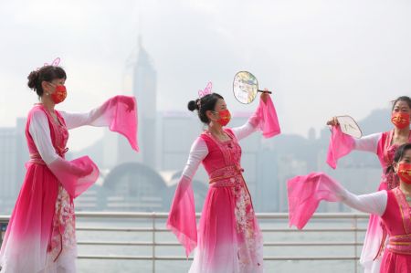 (miniature) Des citoyennes dansent pour célébrer la fête nationale