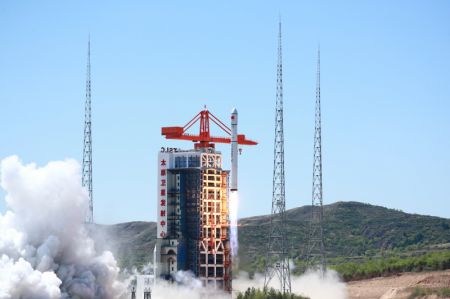 (miniature) Une fusée porteuse Longue Marche-6C transportant quatre satellites décolle depuis le centre de lancement des satellites de Taiyuan