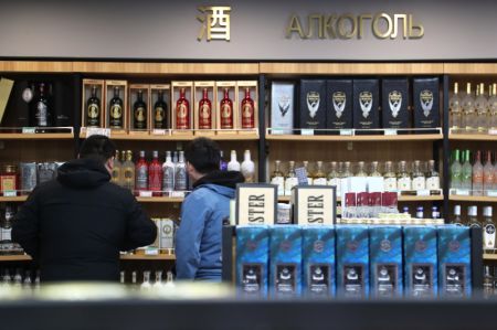 (miniature) Des clients font des achats d'alcool dans un magasin des produits russes à Manzhouli