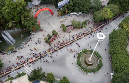 (miniature) Photo aérienne du long banquet de rue lors d'un festival de tourisme culturel dans le district de Luchun de la préfecture autonome Hani et Yi de Honghe