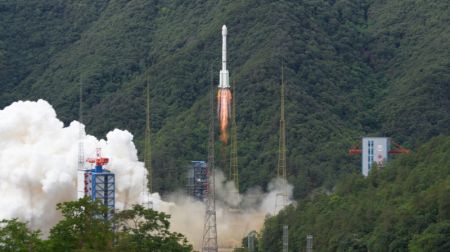 (miniature) Une fusée porteuse Longue Marche-3B transportant le satellite Smart SkyNet-1 01 décolle du Centre de lancement de satellites de Xichang