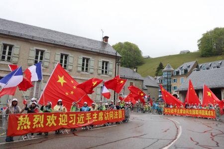 (miniature) Des personnes saluent le président chinois Xi Jinping qui est arrivé mardi à Tarbes