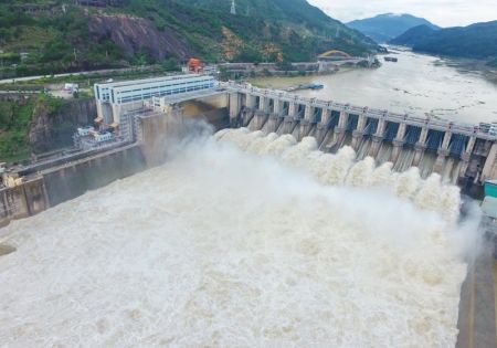 (miniature) La centrale hydroélectrique de Shuikou ouvre ses écluses pour lâcher de l'eau après des jours de pluies sur le cours supérieur de la rivière Minjiang dans le district de Minqing