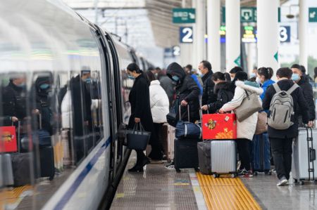 (miniature) Des passagers font la queue pour monter à bord du train G868 à la gare de Ruian