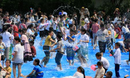 (miniature) Des élèves s'aspergent lors de jeux d'eau organisés dans une école primaire à Wenling