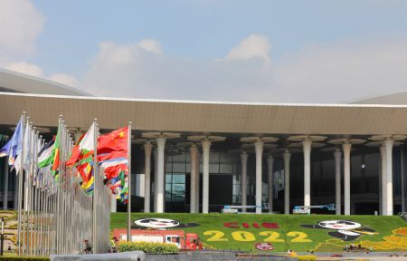 (miniature) Des jardiniers décorent la place sud du Centre national des expositions et des congrès (Shanghai)