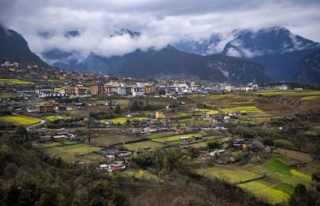 (miniature) Photo prise le 7 mars 2021 du paysage du bourg de Bingzhongluo de la préfecture autonome Lisu de Nujiang