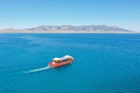 (miniature) Des touristes visitent le lac Sayram en bateau dans la préfecture autonome mongole de Bortala de la région autonome ouïgoure du Xinjiang