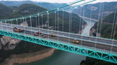 (miniature) Photo a&eacute;rienne prise le 3 avril 2023 du chantier de construction du Pont Jinfeng sur la rivi&egrave;re Wujiang