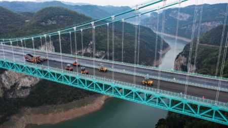 (miniature) Photo aérienne prise le 3 avril 2023 du chantier de construction du Pont Jinfeng sur la rivière Wujiang