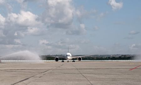 (miniature) Le premier vol de reprise des liaisons aériennes entre Cuba et la Chine arrive à l'aéroport international Jose Marti de La Havane