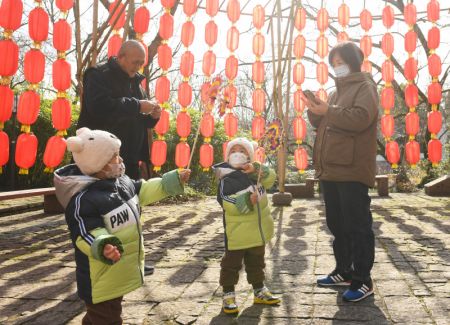 (miniature) Touristes dans le Parc national des zones humides de Xixi