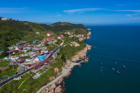 (miniature) Une photo aérienne prise le 28 juillet 2020 montre la vue d'un village hôtelier sur l'île de Nanji