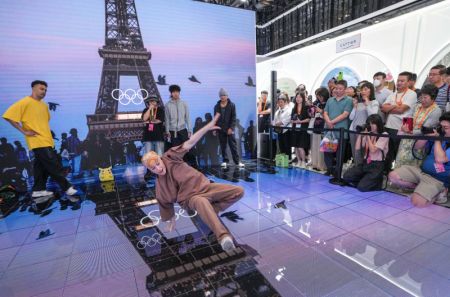 (miniature) Spectacle de danse au pavillon national de la France à la Foire internationale du commerce des services de Chine 2024 (CIFTIS)