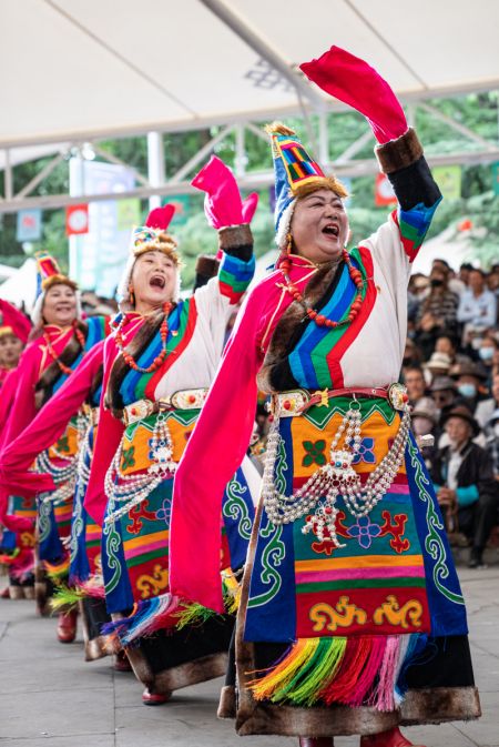 (miniature) Des concurrentes présentent la danse Guozhuang dans un parc