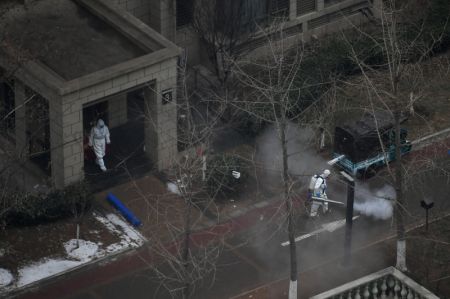 (miniature) Des membres du personnel de pr&eacute;vention de l'&eacute;pid&eacute;mie proc&egrave;dent &agrave; la d&eacute;sinfection du quartier r&eacute;sidentiel de Ronghui de Tiangongyuan