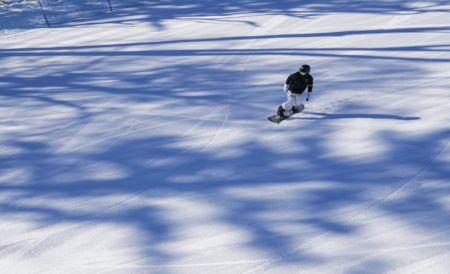 (miniature) Un skieur profite des pistes de la station de ski de Changbaishan dans la province du Jilin (nord-est)