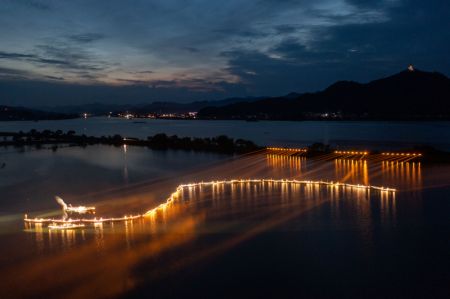 (miniature) Vue nocturne lors d'un festival folklorique dans le village de p&ecirc;cheurs de Sandu &agrave; Jiande