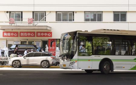 (miniature) Un bus passe devant un hôpital à Shanghai