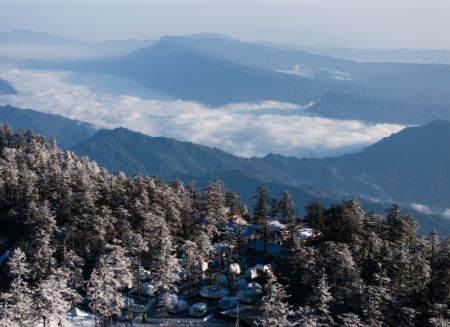 (miniature) La montagne Wawu située dans le district de Hongya de la province chinoise du Sichuan (sud-ouest)