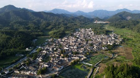 (miniature) Vue d'oiseau de l'ancien village de Xidi dans le district de Yixian