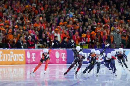 (miniature) Yang Binyu (première à gauche) à la demi-finale du départ groupé féminin aux Championnats du monde de patinage de vitesse de l'ISU à Heerenveen