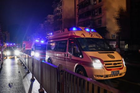 (miniature) Photo d'ambulances sur le site de l'incendie survenu dans un grand magasin de la ville de Zigong