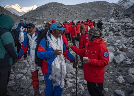(miniature) Les membres d'une équipe d'arpentage chinoise sont chaleureusement accueillis après leur retour au camp de base du mont Qomolangma