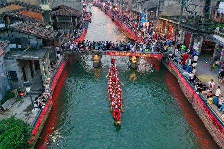 (miniature) Une course nocturne de bateaux-dragons est organis&eacute;e pour c&eacute;l&eacute;brer la f&ecirc;te des Bateaux-Dragons dans le village de Sanxi