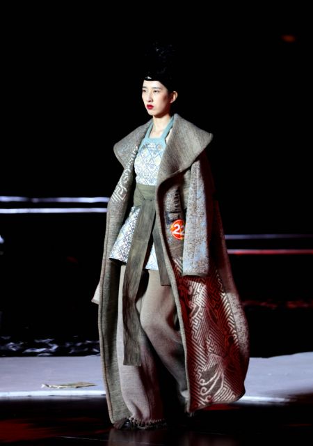 (miniature) Un mannequin pr&eacute;sente une cr&eacute;ation lors d'un salon du design sur le style indig&egrave;ne dans le village ethnique d'Eshan du district de Tonglu