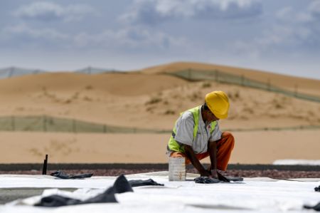 (miniature) Un ouvrier travaille sur le chantier de la section Qingtongxia-Zhongwei de l'autoroute Wuhai-Maqin