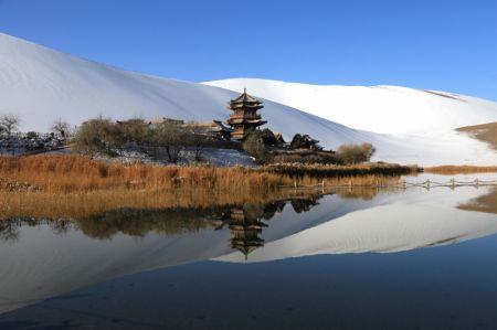 (miniature) Photo du paysage enneigé du site pittoresque du mont Mingsha et de la source Yueya